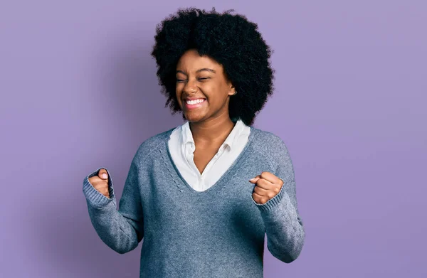 Молода Афроамериканська Жінка Одягнена Діловий Одяг Захоплена Успіхом Піднятими Руками — стокове фото