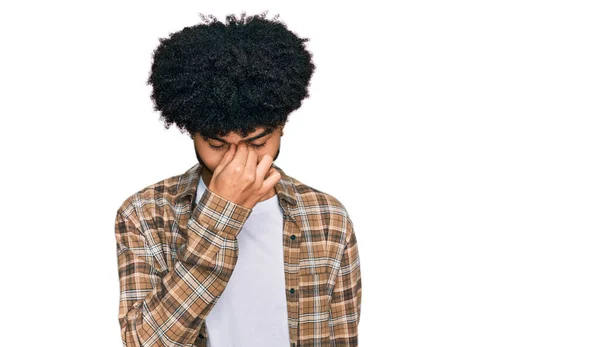 Jovem Afro Americano Com Cabelo Afro Vestindo Roupas Casuais Cansado — Fotografia de Stock