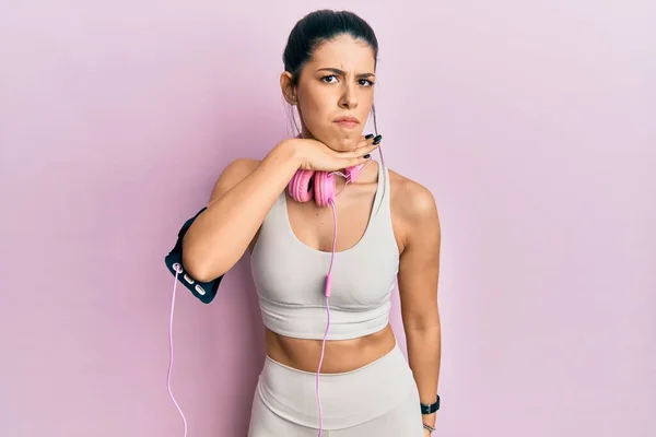 Jeune Femme Hispanique Portant Des Vêtements Gymnastique Utilisant Des Écouteurs — Photo
