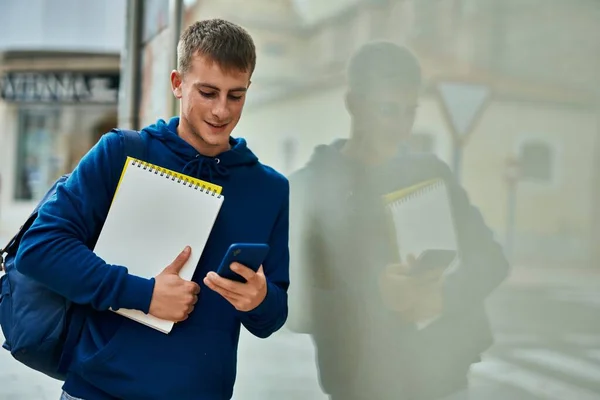 Üniversitede Akıllı Telefon Kullanan Genç Sarışın Bir Öğrenci — Stok fotoğraf