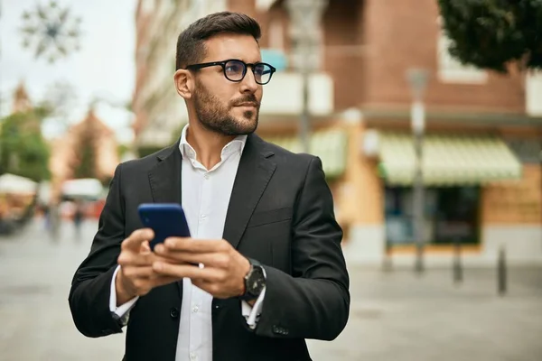 Jonge Spaanse Zakenman Met Serieuze Expressie Met Smartphone Stad — Stockfoto