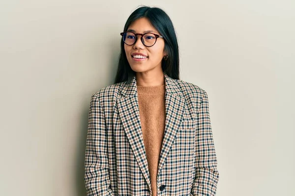 Νεαρή Κινέζα Γυναίκα Φορώντας Επιχειρηματικό Στυλ Και Γυαλιά Κοιτάζοντας Μακριά — Φωτογραφία Αρχείου