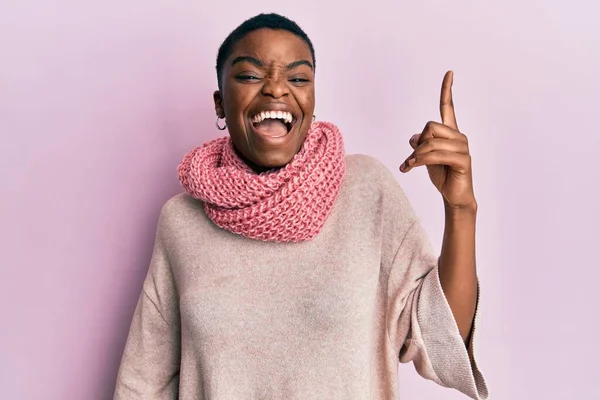 Jonge Afro Amerikaanse Vrouw Draagt Een Wintersjaal Met Een Succesvol — Stockfoto