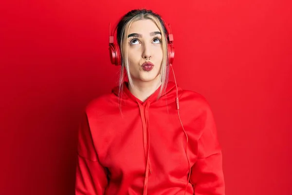 Mladá Moderní Dívka Tělocvičně Oblečení Pomocí Sluchátek Dělá Rybí Obličej — Stock fotografie