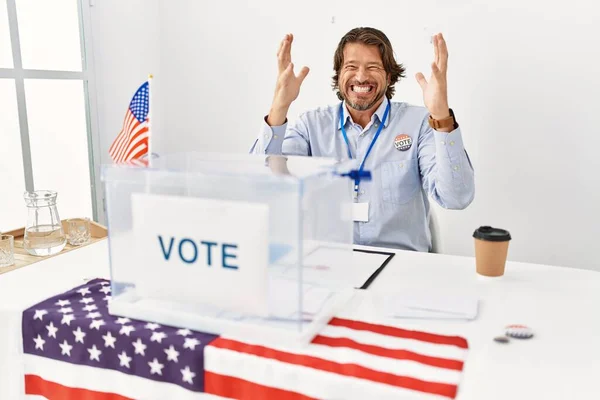 Bonito Homem Meia Idade Sentado Bancada Votação Comemorando Louco Louco — Fotografia de Stock