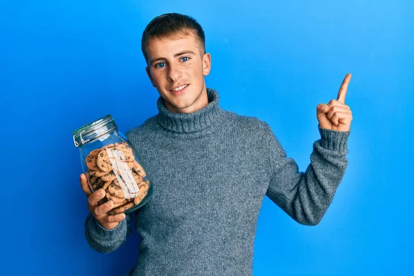 Jeune Homme Caucasien Tenant Pot Biscuits Aux Pépites Chocolat Souriant — Photo