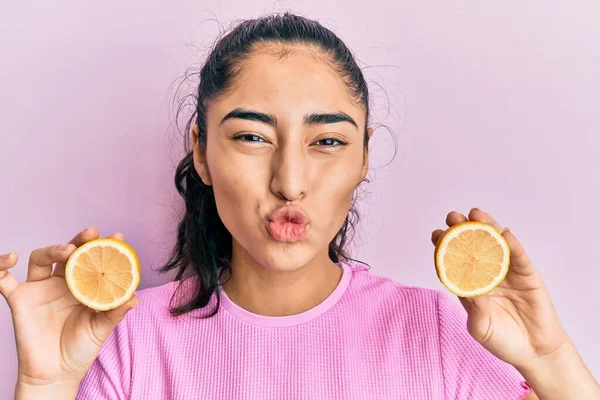 Hispánská Puberťačka Zubními Rovnátky Která Drží Citron Dívá Kameru Jak — Stock fotografie