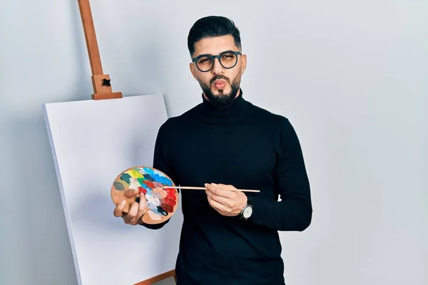 Bel Homme Avec Une Palette Maintien Barbe Une Brosse Près — Photo