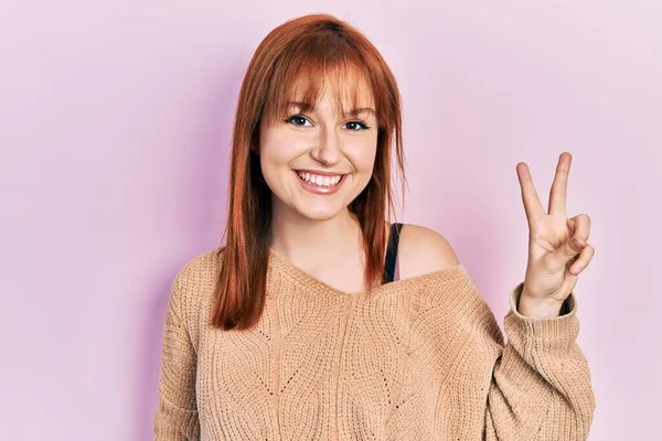 Mujer Joven Pelirroja Vistiendo Suéter Casual Invierno Sonriendo Con Cara — Foto de Stock