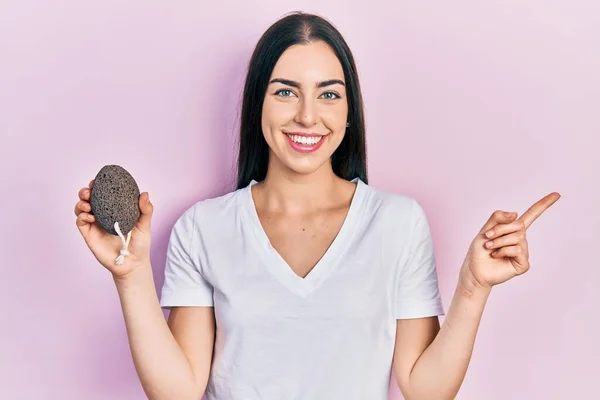 Hermosa Mujer Con Ojos Azules Sosteniendo Piedra Pómez Sonriendo Feliz —  Fotos de Stock