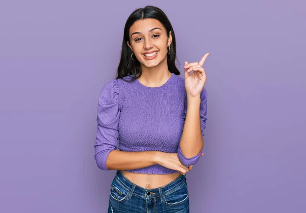 Menina Hispânica Jovem Vestindo Roupas Casuais Com Grande Sorriso Rosto — Fotografia de Stock