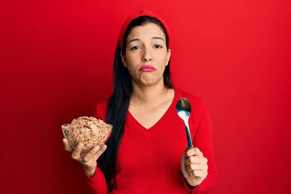Ung Latinamerikansk Kvinna Med Cornflakes Och Sked Deprimerad Och Oroa — Stockfoto