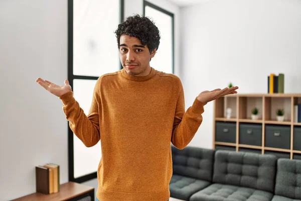 Joven Hombre Hispano Con Ropa Casual Pie Casa Expresión Despistada —  Fotos de Stock