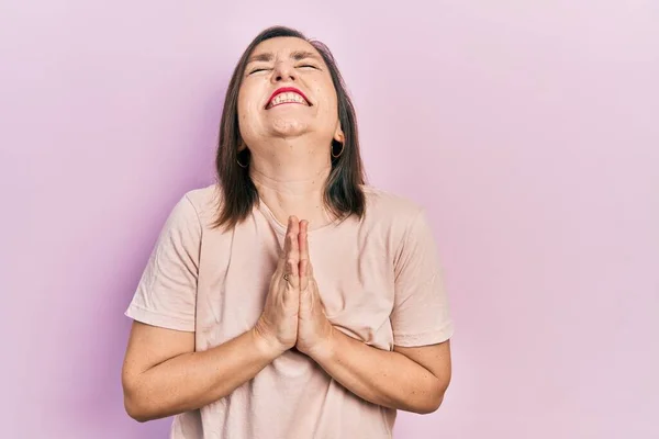 Eine Hispanische Frau Mittleren Alters Lässiger Kleidung Bettelt Und Betet — Stockfoto