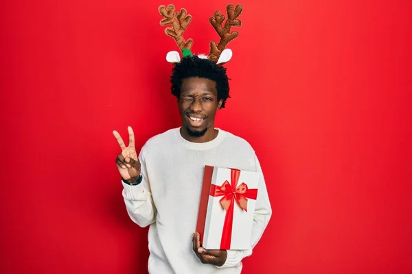 Молодой Африканский Американец Рождественской Шляпе Подарком Руках Улыбается Счастливым Лицом — стоковое фото