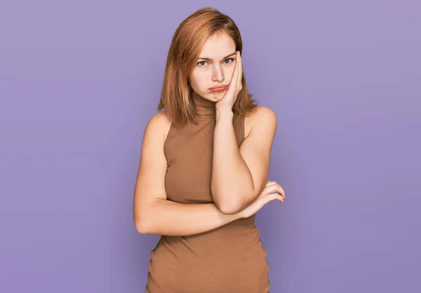 Mujer Caucásica Joven Usando Ropa Casual Pensando Que Cansada Aburrida — Foto de Stock