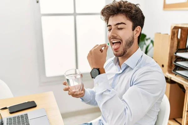 Fiatal Spanyol Üzletember Mosolyog Boldogan Szed Tablettákat Irodában — Stock Fotó
