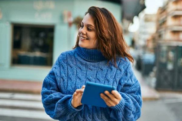 Jovem Irlandesa Size Girl Usando Touchpad Cidade — Fotografia de Stock