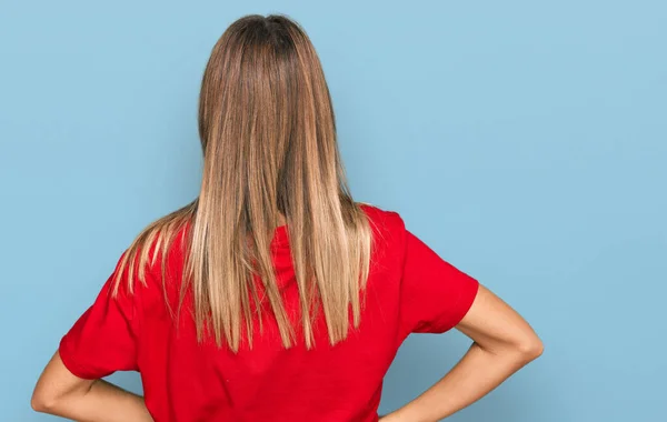 Adolescente Caucasiano Menina Vestindo Casual Vermelho Shirt Para Trás Olhando — Fotografia de Stock