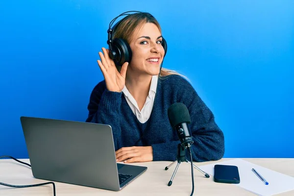 Junge Kaukasische Frau Die Radiostudio Arbeitet Lächelt Mit Der Hand — Stockfoto