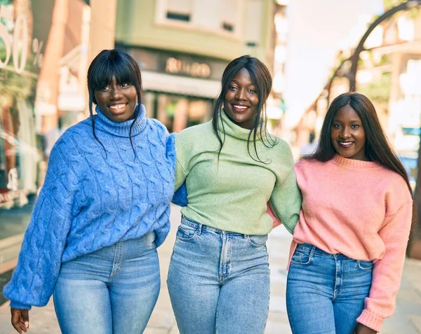 Trois Amis Afro Américains Souriants Heureux Câlins Ville — Photo