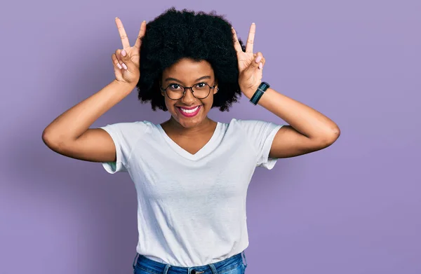 Genç Afrikalı Amerikalı Kadın Günlük Beyaz Tişört Giyiyor Komik Çılgın — Stok fotoğraf