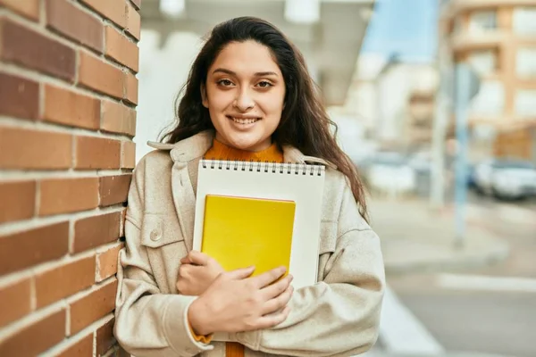 Jeune Étudiante Moyen Orient Femme Souriante Heureux Tenant Livre Ville — Photo