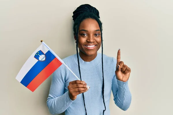 Afro Americana Com Cabelo Trançado Segurando Bandeira Slovenia Sorrindo Com — Fotografia de Stock