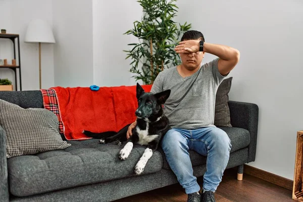 Jovem Latino Homem Cão Sentado Sofá Casa Cobrindo Olhos Com — Fotografia de Stock