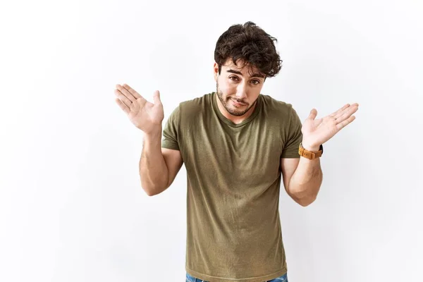 Hombre Hispano Pie Sobre Fondo Blanco Aislado Expresión Despistada Confusa —  Fotos de Stock