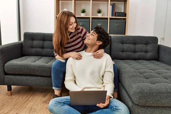 Jong Paar Glimlachen Gelukkig Met Behulp Van Laptop Zitten Bank — Stockfoto