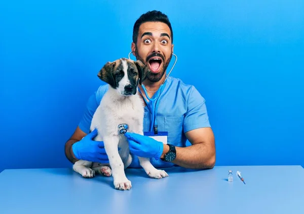 Bonito Homem Veterinário Hispânico Com Barba Verificando Saúde Cão Usando — Fotografia de Stock