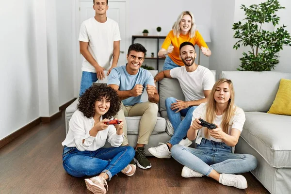 Groep Van Jonge Vrienden Glimlachen Gelukkig Spelen Videospel Thuis — Stockfoto