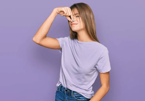 Tiener Blank Meisje Draagt Casual Kleren Ruikt Iets Stinkends Walgelijk — Stockfoto