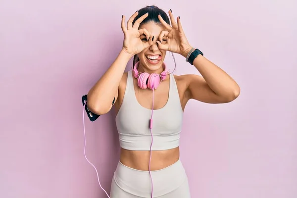 Ung Latinamerikansk Kvinna Klädd Gympakläder Och Med Hörlurar Gör Gest — Stockfoto