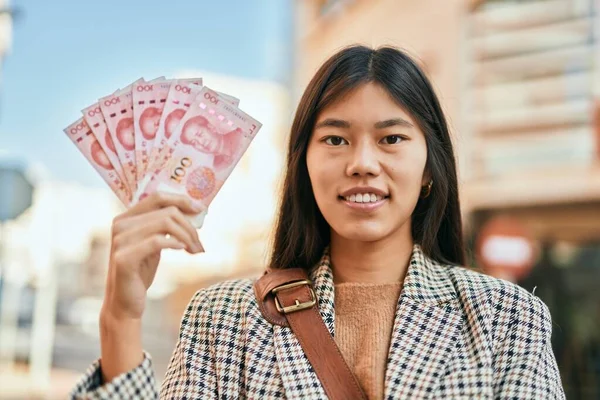 Jovem Mulher Negócios Asiática Sorrindo Feliz Cidade — Fotografia de Stock