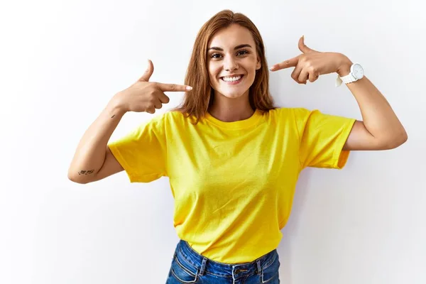 Jonge Brunette Vrouw Staat Geïsoleerde Achtergrond Glimlachend Vrolijk Tonen Wijzen — Stockfoto