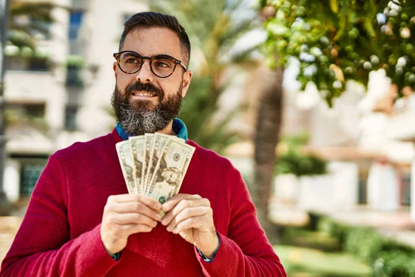 Νεαρός Ισπανός Εκτελεστής Χαμογελά Χαρούμενος Κρατώντας Δολάρια Στην Πόλη — Φωτογραφία Αρχείου