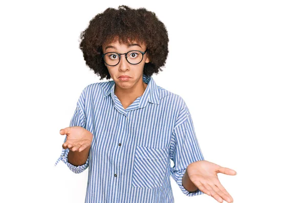 Chica Hispana Joven Con Camisa Negocios Gafas Expresión Despistada Confusa — Foto de Stock