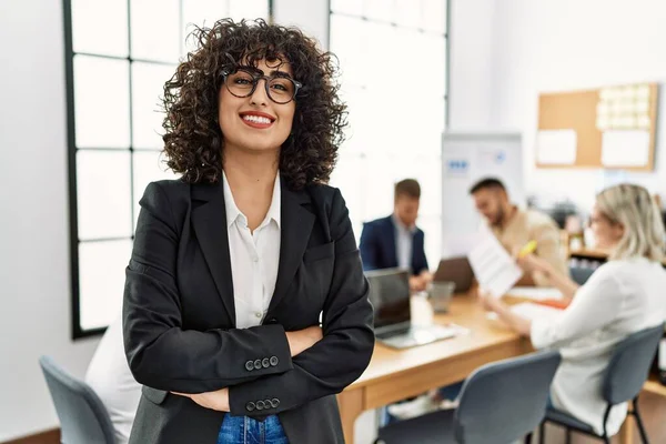 Joven Empresaria Oriente Medio Sonriendo Feliz Pie Con Los Brazos —  Fotos de Stock