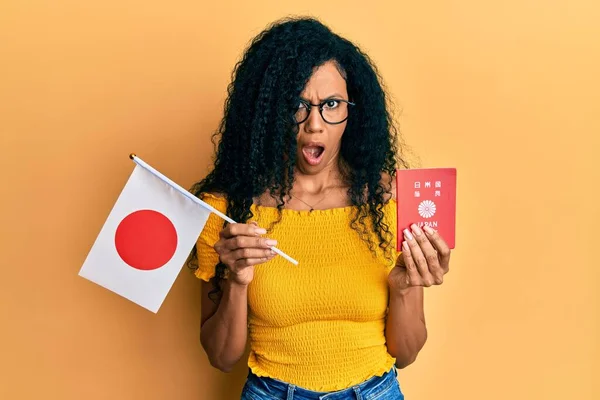 Středověká Afro Americká Žena Drží Japonskou Vlajku Pas Šoku Tvář — Stock fotografie