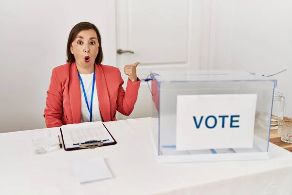 Hermosa Mujer Hispana Mediana Edad Las Elecciones Políticas Sentada Por — Foto de Stock