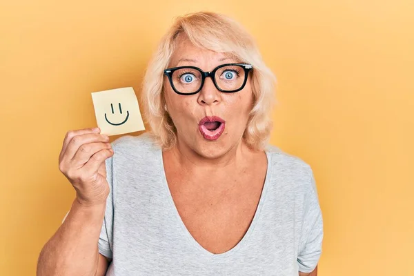 Middelbare Leeftijd Blonde Vrouw Met Glimlach Herinnering Bang Verbaasd Met — Stockfoto