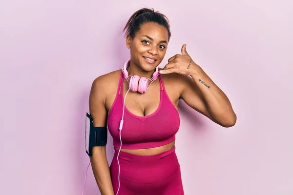 Chica Afroamericana Joven Con Ropa Gimnasio Uso Auriculares Sonriendo Haciendo —  Fotos de Stock