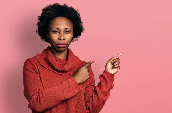 アフロヘアのアフリカ系アメリカ人女性は 問題のために動揺を眉をひそめて 懐疑的で緊張した側面に指で指しています 否定的な人 — ストック写真