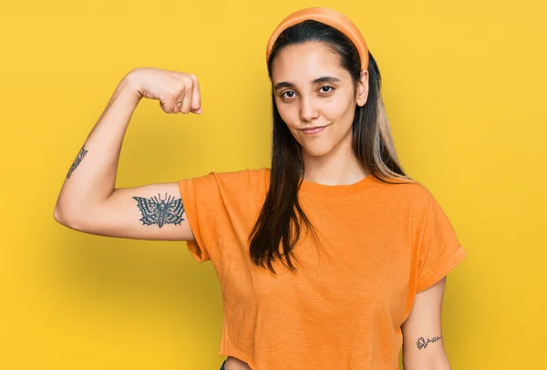 Mujer Hispana Joven Usando Ropa Casual Persona Fuerte Mostrando Músculo —  Fotos de Stock