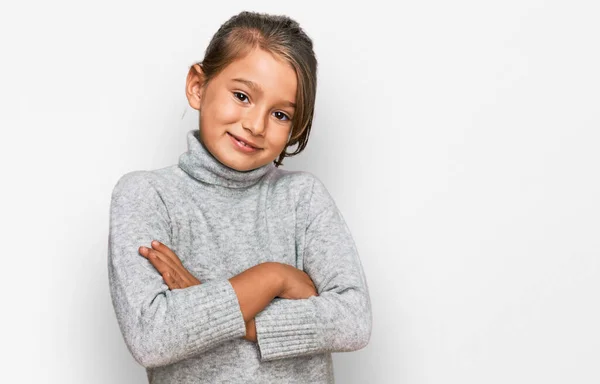 터틀넥 스웨터를 소녀는 팔짱을 카메라를 웃으며 얼굴을 긍정적 — 스톡 사진