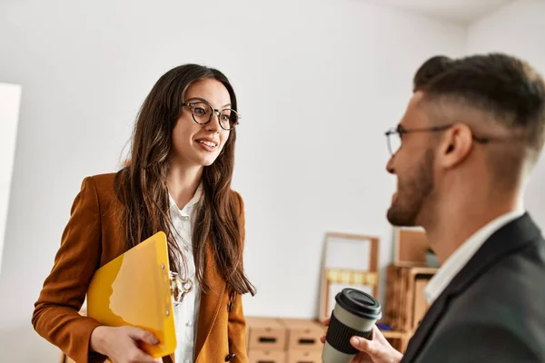 Två Latinamerikanska Affärsmän Ler Glatt Dricka Kaffe Kontoret — Stockfoto