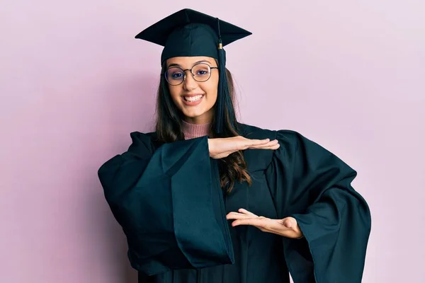 Young Hispanic Woman Wearing Graduation Cap Ceremony Robe Gesturing Hands — Stock Photo, Image