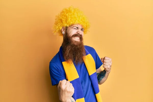 Homem Ruivo Com Barba Longa Futebol Hooligan Jogo Torcida Vestindo — Fotografia de Stock